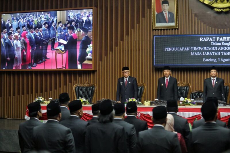 Pelantikan 50 anggota DPRD Kota Bandung yang di Gelar digedung DPRD Kota Bandung, Senin (5/8-2024)