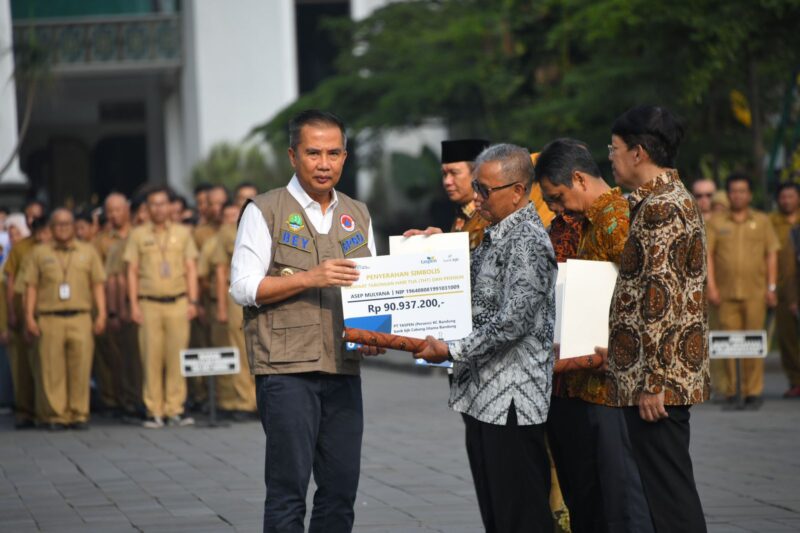 Pj. Gubernur Bey Machmudi serahkan SK Pensiun ke 180 ASN Pemdaprov Jabar di Lingkup Pemdaprov Jabar, halaman depan Gedung Sate, Kota Bandung, Senin (2/9/2024)