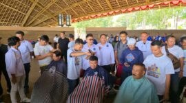 Tangkapan layar : Cawagub Erwan Setiawan (tengah) lakukan Potong Rambut bersama Umuh Muchtar (kanan) manager Persib, di Aula Situ Bagendit, Selasa 15/10/2024.
