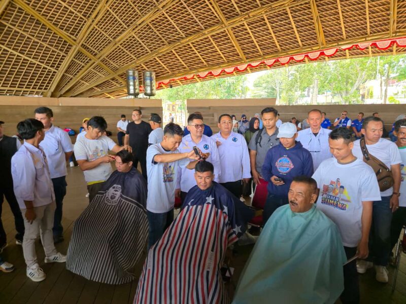 Tangkapan layar : Cawagub Erwan Setiawan (tengah) lakukan Potong Rambut bersama Umuh Muchtar (kanan) manager Persib, di Aula Situ Bagendit, Selasa 15/10/2024.