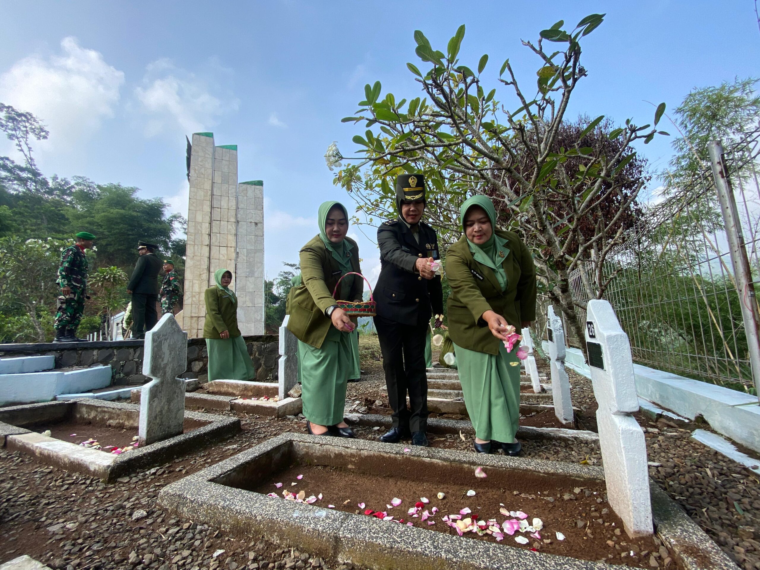 Peringati Hari Pahlawan ke-79, Jajaran Kodim 0624/Kab.Bandung & Persit KCK Cab XLVI Ziarah ke TMP Sadu Soreang