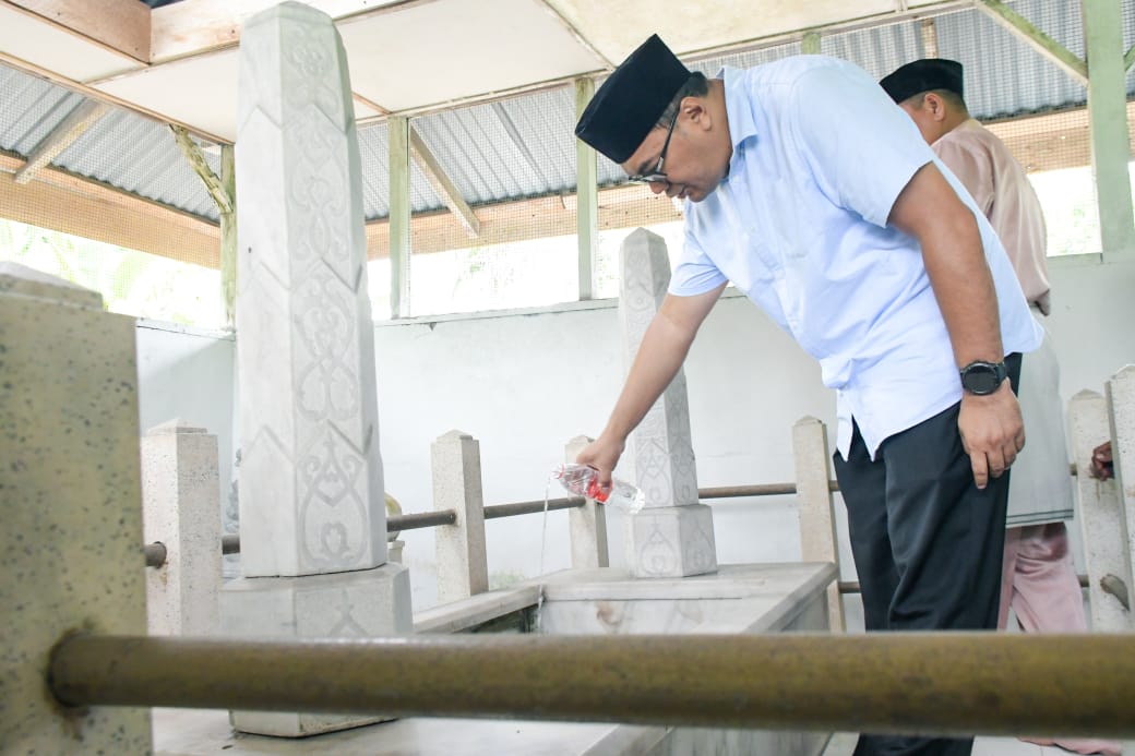 Berkunjung ke Hamparan Perak, dr. Asri Ludin Tambunan Berziarah Hingga Makan Bersama Masyarakat