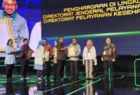 Caption :
(Plt) Ka.Dinkes Provinsi Sumatera Utara Basarin Yunus Tanjung mewakili Pemprov Sumut menerima penghargaan dari Kemekes RI yang diserahkan Direktur Jenderal Layanan Kesehatan Rujukan Kemenkes RI Azhar Jaya, pada perayaan puncak Hari Kesehatan Nasional (HKN) ke-60 di Jakarta International Convention Centre, Jakarta, Sabtu (9/11-2024). (Ft. Ist)