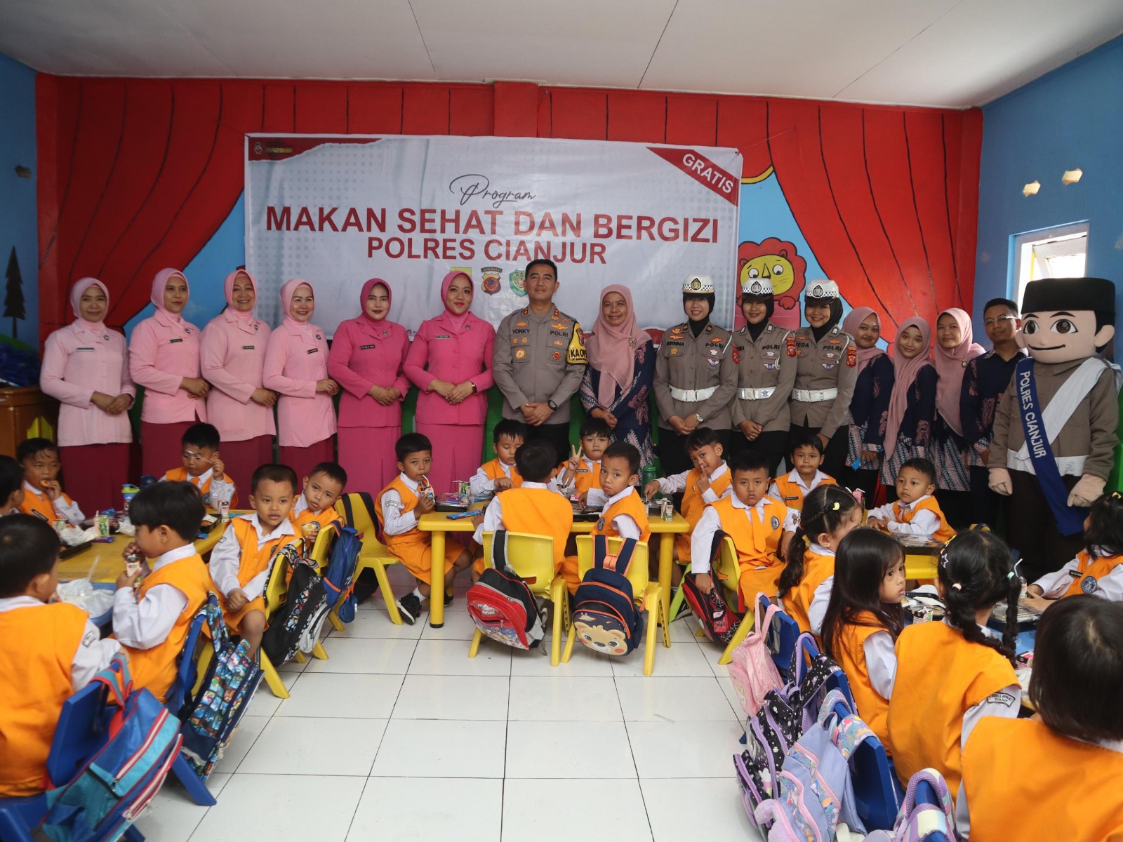 Dukung Program Presiden, Polres Cianjur Bagikan Makan Sehat Bergizi Gratis untuk Anak Sekolah