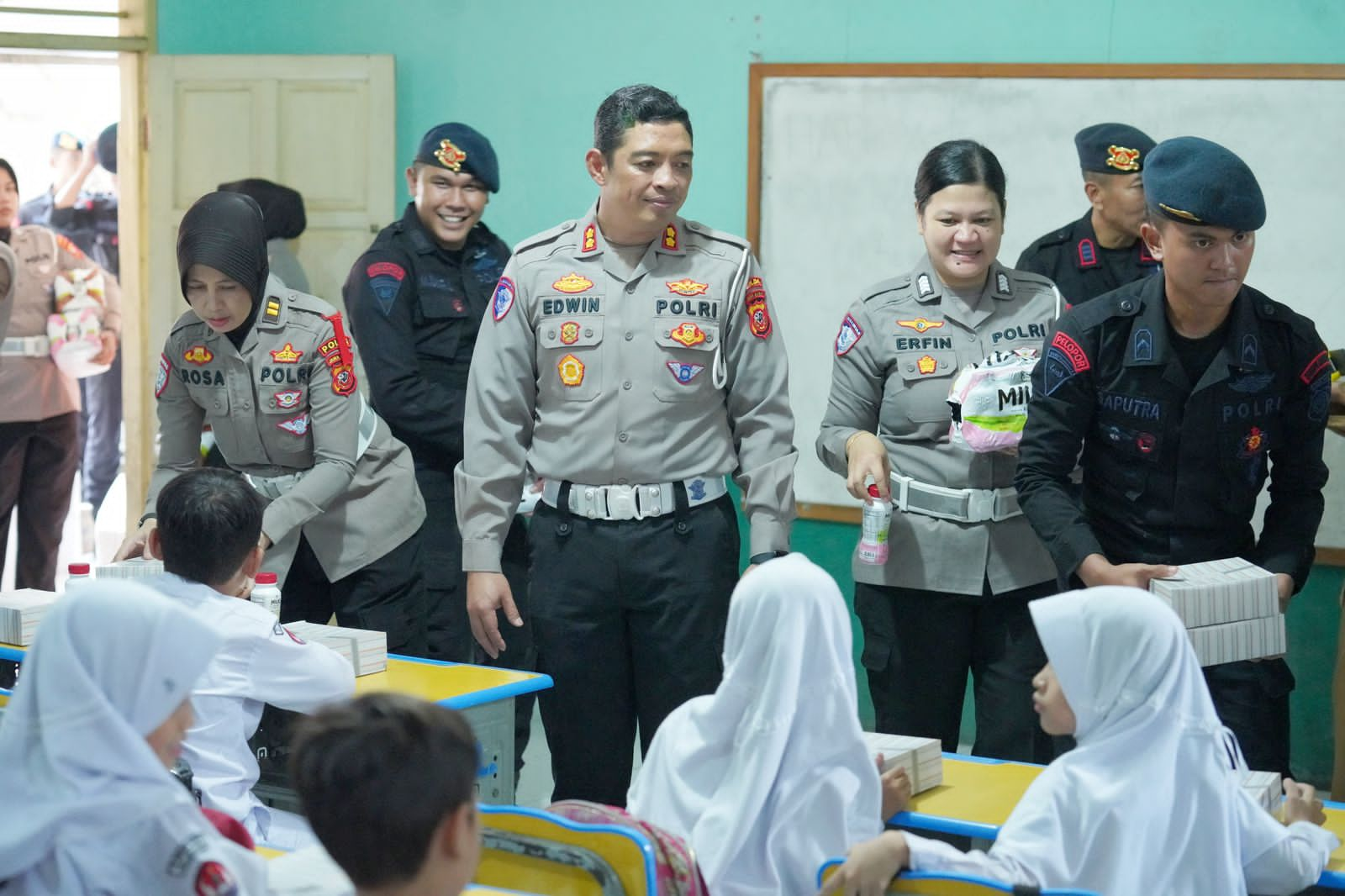 Polda Jabar Gelar Program Makan Siang Bergizi Untuk Siswa Siswi Sekolah Dasar di Kab. Sumedang