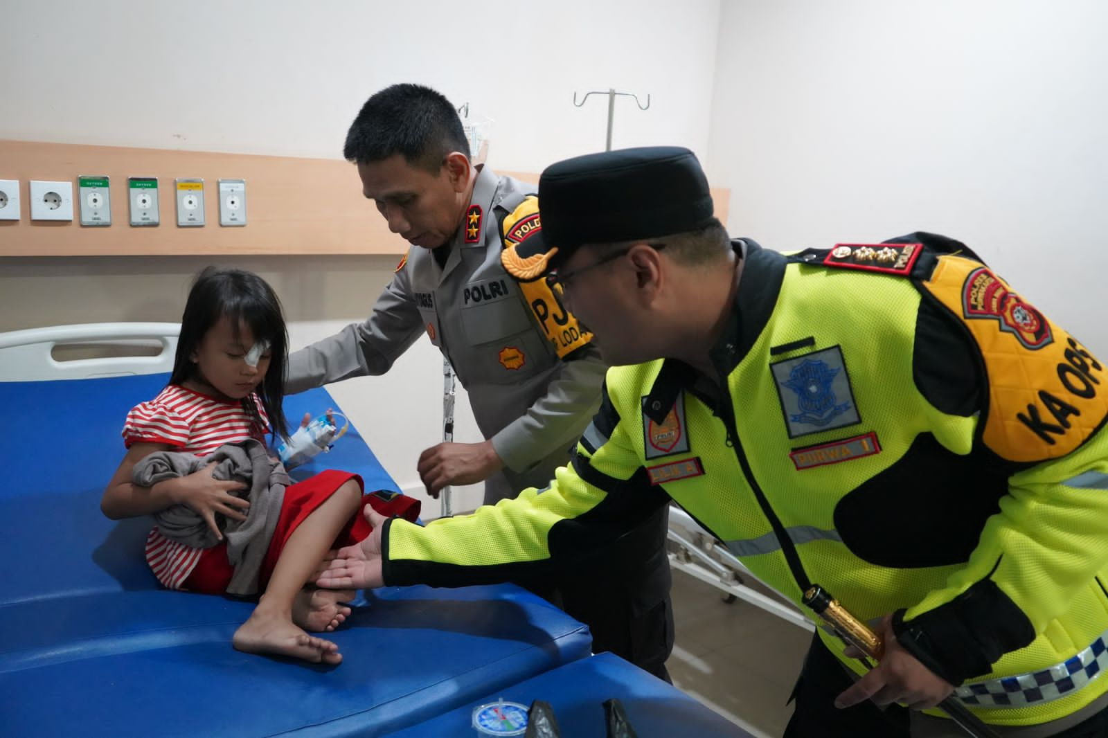 Polisi Turut Evakuasi Korban Kecelakaan Beruntun di Tol Cipularang KM 92 B (Arah Bandung Menuju Jakarta)