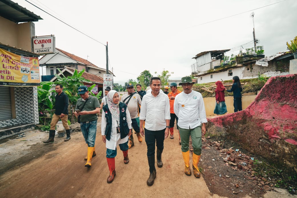 Gubernur Jabar tinjau langsung lokasi Banjir: _Tanggul sungai jebol_