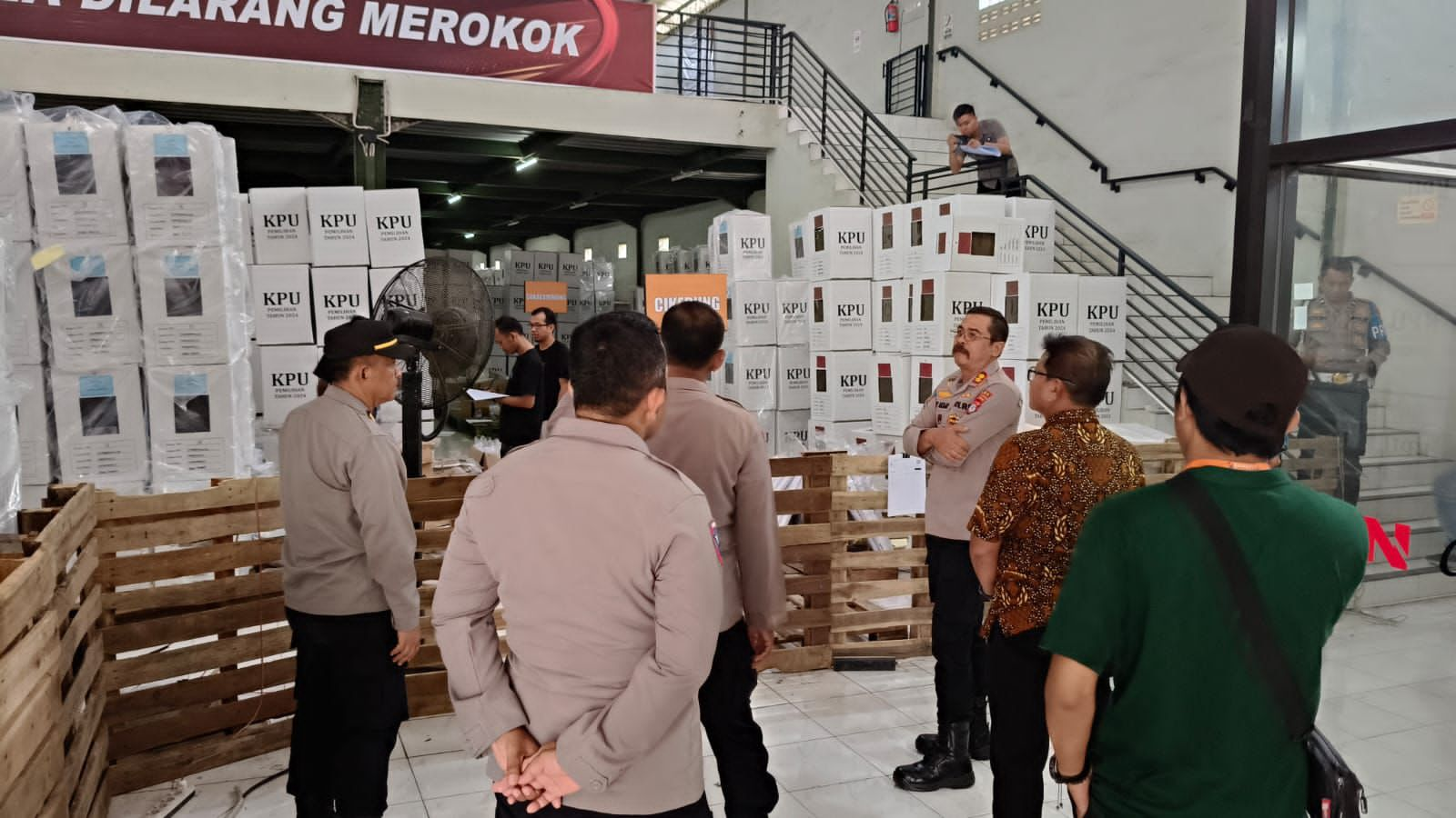 Polisi Bersama Forkopimda Monitoring Gudang Logistik KPU di Kecamatan Sliyeg