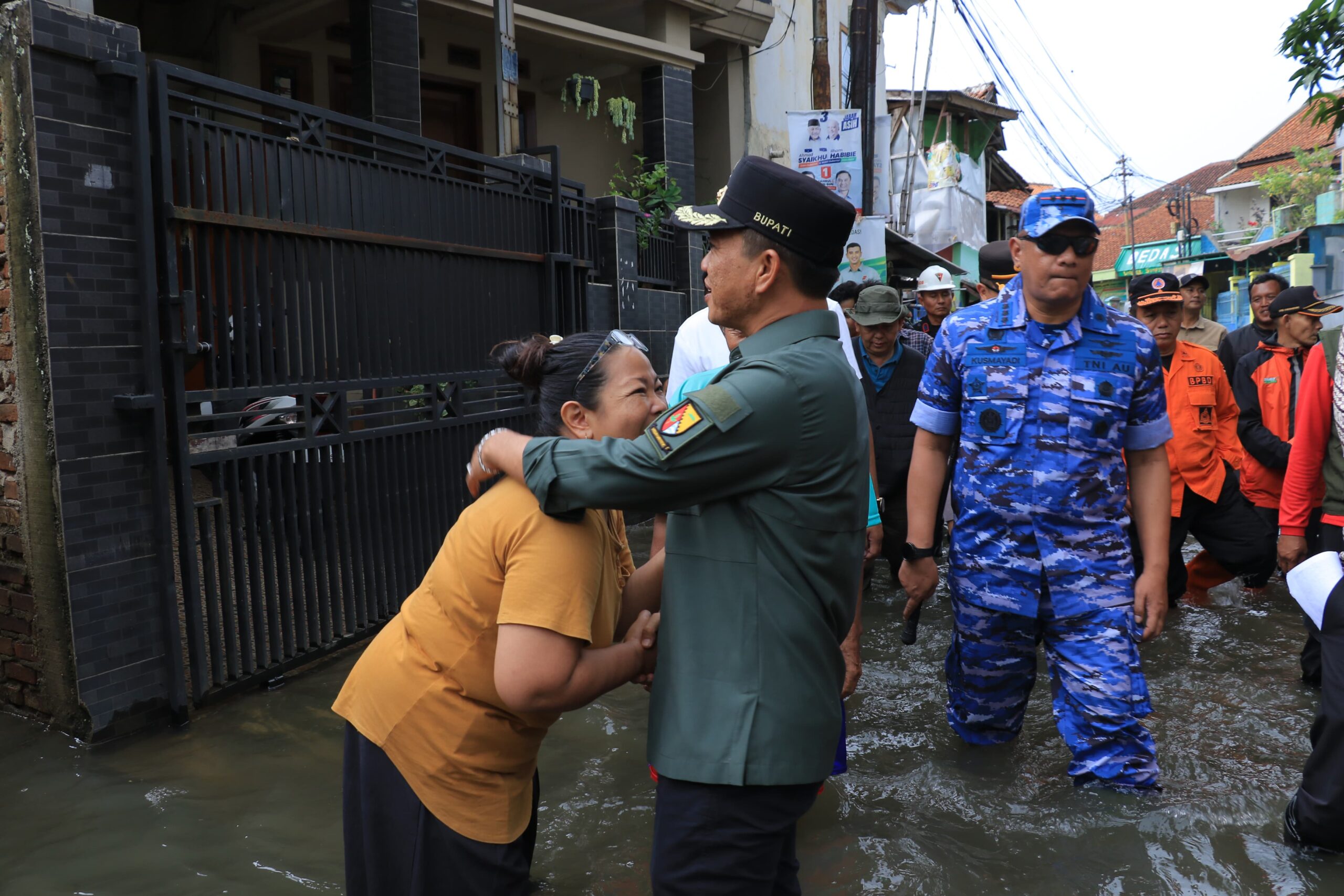 Hari Pertama Kerja, Bupati Dadang Supriatna Langsung Temui Korban Banjir Dayeuhkolot