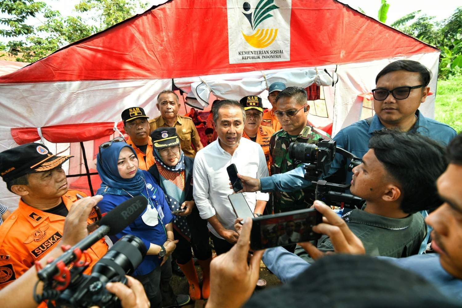 Bey Machmudin Meninjau Lokasi Banjir yang Merendam Delapan Kecamatan di Kabupaten Bandung