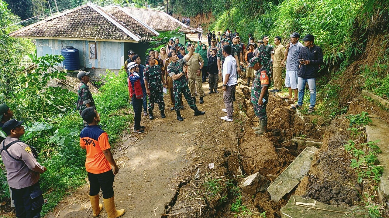 Perduli Tanggap Darurat Bencana, Danrem 061/Sk Tinjau Lokasi dan Pengungsi