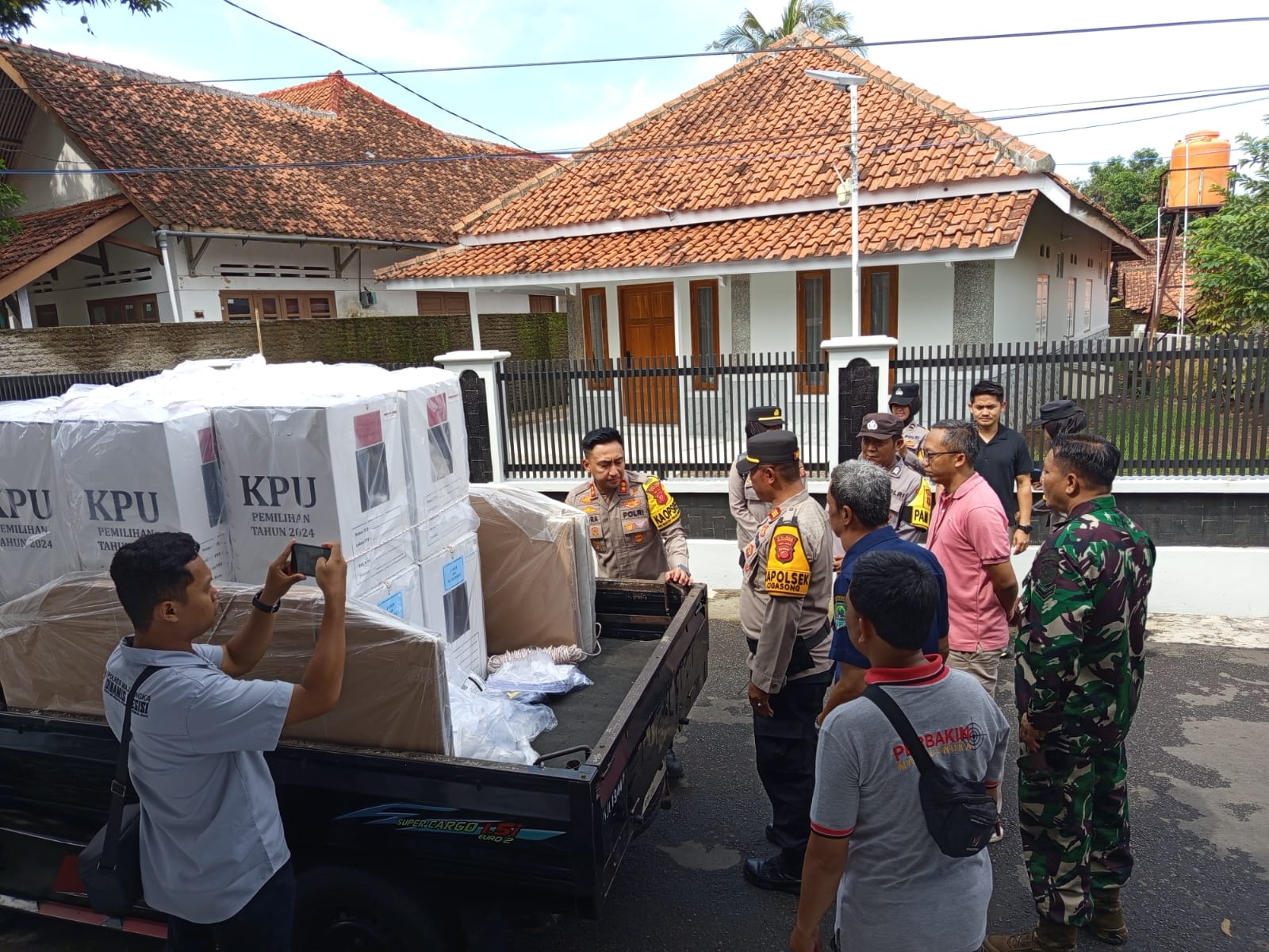 Kapolres Majalengka Cek Distribusi Logistik Pilkada 2024 Dari PPS Ke TPS