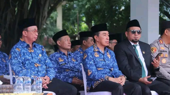 HUT KORPRI DAN PGRI, BUPATI SEMATKAN TANDA KEHORMATAN SATYALANCANA KARYA SATYA