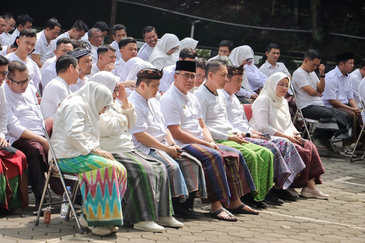 Ratusan ASN Kota Cimahi Dukung Pemecahan Rekor MURI Pemakaian Sarung Tenun Terbanyak Tahun 2024