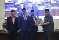 Pj Bupati Bekasi Dedy Supriyadi menghadiri Rapat Paripurna Kesatu DPRD Kabupaten Bekasi 2024-2029 sekaligus menyampaikan Nota Penjelasan Bupati mengenai Raperda APBD TA 2025, Raperda Rencana Perlindungan dan Pengelolaan Lingkungan Hidup Kabupaten Bekasi tahun 2025-2053, dan Raperda Pemberian Insentif dan/atau kemudahan investasi, di Gedung DPRD, Graha Paripurna Kompleks Pemkab Cikarang Pusat, pada Jumat (01/11/2024) malam.