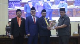 Pj Bupati Bekasi Dedy Supriyadi menghadiri Rapat Paripurna Kesatu DPRD Kabupaten Bekasi 2024-2029 sekaligus menyampaikan Nota Penjelasan Bupati mengenai Raperda APBD TA 2025, Raperda Rencana Perlindungan dan Pengelolaan Lingkungan Hidup Kabupaten Bekasi tahun 2025-2053, dan Raperda Pemberian Insentif dan/atau kemudahan investasi, di Gedung DPRD, Graha Paripurna Kompleks Pemkab Cikarang Pusat, pada Jumat (01/11/2024) malam.