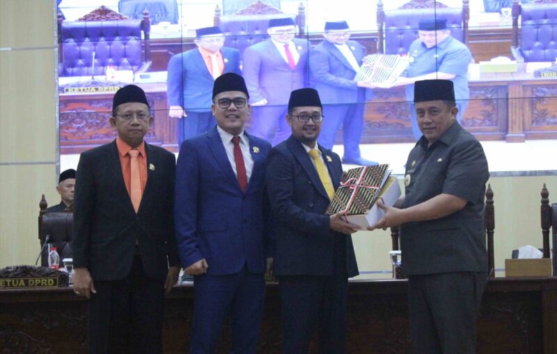 Pj Bupati Bekasi Dedy Supriyadi menghadiri Rapat Paripurna Kesatu DPRD Kabupaten Bekasi 2024-2029 sekaligus menyampaikan Nota Penjelasan Bupati mengenai Raperda APBD TA 2025, Raperda Rencana Perlindungan dan Pengelolaan Lingkungan Hidup Kabupaten Bekasi tahun 2025-2053, dan Raperda Pemberian Insentif dan/atau kemudahan investasi, di Gedung DPRD, Graha Paripurna Kompleks Pemkab Cikarang Pusat, pada Jumat (01/11/2024) malam.