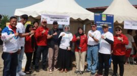 Asisten Pemerintahan dan Kesra (Asda 1) Setda Kabupaten Bekasi, Sri Enny Mainiarti menghadiri acara Botram di Halaman Kantor Kecamatan Bojongmangu, pada Sabtu (02/11/2024).