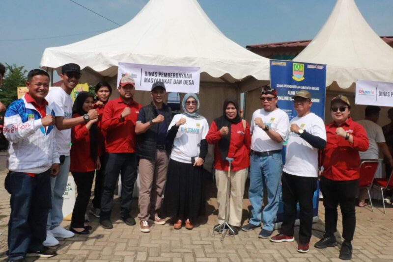 Asisten Pemerintahan dan Kesra (Asda 1) Setda Kabupaten Bekasi, Sri Enny Mainiarti menghadiri acara Botram di Halaman Kantor Kecamatan Bojongmangu, pada Sabtu (02/11/2024).