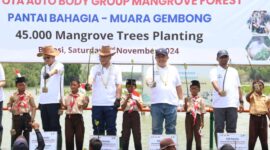Pj Bupati Bekasi Dedy Supriyadi bersama Manajemen PT. Sugity Creatives dan Kelompok Bahagia Berkarya (Kebaya) Desa Pantai Bahagia, melaksanakan penanaman pohon mangrove di Kp. Beting Desa Pantai Bahagia, Kecamatan Muaragembong, pada Sabtu, (02/11/2024).