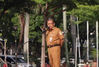 PIMPIN UPACARA : Pj Sekretaris Daerah Jaoharul Alam memimpin Apel Pagi seluruh Aparatur Sipil Negara (ASN) di lingkungan Pemerintah Kabupaten Bekasi, di Plaza Pemkab Cikarang Pusat pada Senin (4/11/2024).