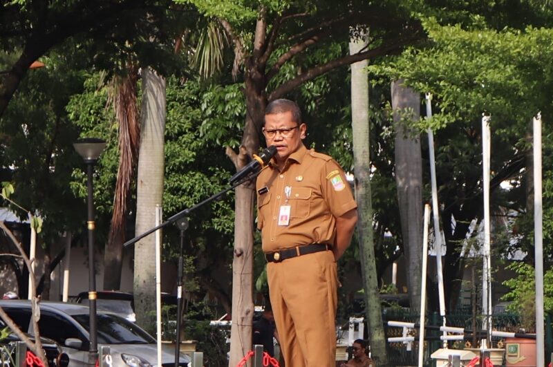 PIMPIN UPACARA : Pj Sekretaris Daerah Jaoharul Alam memimpin Apel Pagi seluruh Aparatur Sipil Negara (ASN) di lingkungan Pemerintah Kabupaten Bekasi, di Plaza Pemkab Cikarang Pusat pada Senin (4/11/2024).
