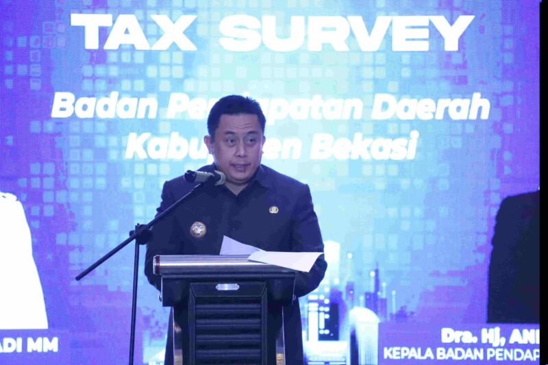 LAUNCHING APLIKASI : Pj Bupati Bekasi Dedy Supriyadi didampingi Asisten Perekonomian dan Pembangunan (Asda-2) Iwan Ridwan bersama Kepala Badan Pendapatan Daerah Ani Gustini Meluncurkan Aplikasi Tax Survey, sekaligus membuka sosialisasi Peraturan Bupati Bekasi nomor 29 Tahun 2024 tentang ketentuan umum pajak daerah. Bertempat di Hotel Holiday Inn Jababeka, Cikarang Selatan. Pada Senin, (04/10/2024).
