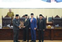 Pj Bupati Dedy Supriyadi menghadiri Rapat Paripurna DPRD Kabupaten Bekasi dengan agenda penyampaian pemandangan umum fraksi terhadap tiga Raperda, di Gedung DPRD, Komplek Pemkab Bekasi, Cikarang Pusat, pada Senin (11/4/2024).