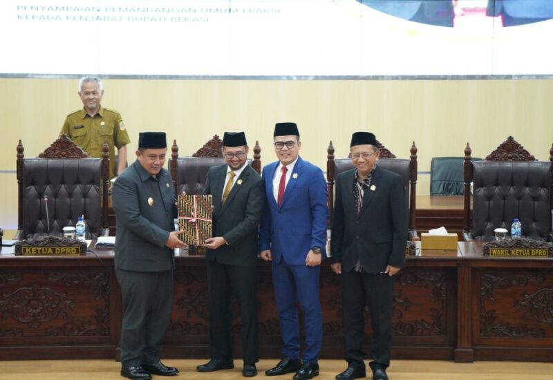 Pj Bupati Dedy Supriyadi menghadiri Rapat Paripurna DPRD Kabupaten Bekasi dengan agenda penyampaian pemandangan umum fraksi terhadap tiga Raperda, di Gedung DPRD, Komplek Pemkab Bekasi, Cikarang Pusat, pada Senin (11/4/2024).