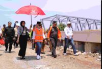 Pj Bupati Bekasi Dedy Supriyadi bersama Kepala Kejaksaan Negeri Kabupaten Bekasi, Dwi Astuti Beniyati, meninjau proyek strategis daerah pembangunan Jembatan Kuning atau Jembatan Citarum di Desa Pantai Bakti, Kecamatan Muaragembong, pada Selasa, (05/11/2024).