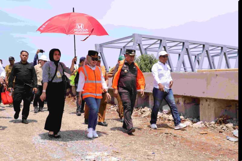 Pj Bupati Bekasi Dedy Supriyadi bersama Kepala Kejaksaan Negeri Kabupaten Bekasi, Dwi Astuti Beniyati, meninjau proyek strategis daerah pembangunan Jembatan Kuning atau Jembatan Citarum di Desa Pantai Bakti, Kecamatan Muaragembong, pada Selasa, (05/11/2024).