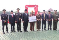 Pj Bupati Bekasi Dedy Supriyadi didampingi Forkopimda Kabupaten Bekasi, memberikan bantuan sosial untuk DPC Legiun Veteran Republik Indonesia (LVRI) Kabupaten Bekasi, usai Upacara Peringatan Hari Pahlawan ke-79 tingkat Kabupaten Bekasi tahun 2024, di Plaza Pemda, Cikarang Pusat, Minggu (10/11/2024).