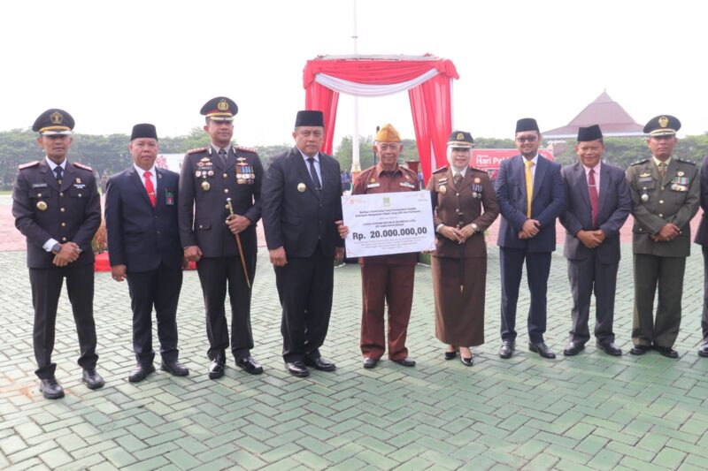 Pj Bupati Bekasi Dedy Supriyadi didampingi Forkopimda Kabupaten Bekasi, memberikan bantuan sosial untuk DPC Legiun Veteran Republik Indonesia (LVRI) Kabupaten Bekasi, usai Upacara Peringatan Hari Pahlawan ke-79 tingkat Kabupaten Bekasi tahun 2024, di Plaza Pemda, Cikarang Pusat, Minggu (10/11/2024).