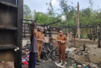 MUSIBAH : Camat Bojongmangu Sambangi Korban Rumah Terbakar Akibat Sambaran Petir.