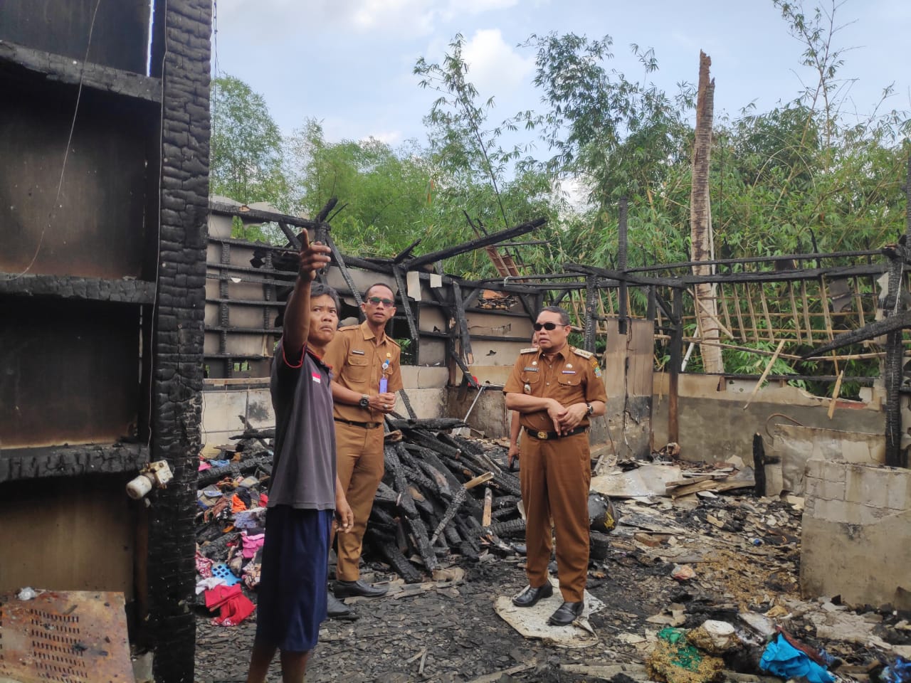 Camat Bojongmangu Sambangi Korban Rumah Terbakar Akibat Sambaran Petir