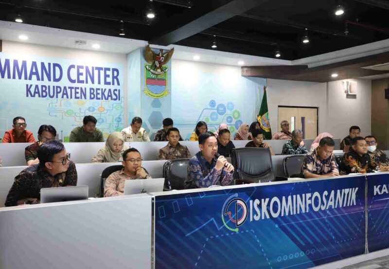 RAPAT EVALUASI SMART CITY : Dinas Kominfosantik Kabupaten Bekasi mengikuti Rapat Evaluasi Pelaksanaan Program Kota Cerdas (Smart City) di Kabupaten Bekasi oleh Kementerian Digital Komunikasi, berlangsung di Command Center, Gedung Diskominfosantik Kabupaten Bekasi, Kamis (14/11/2024).