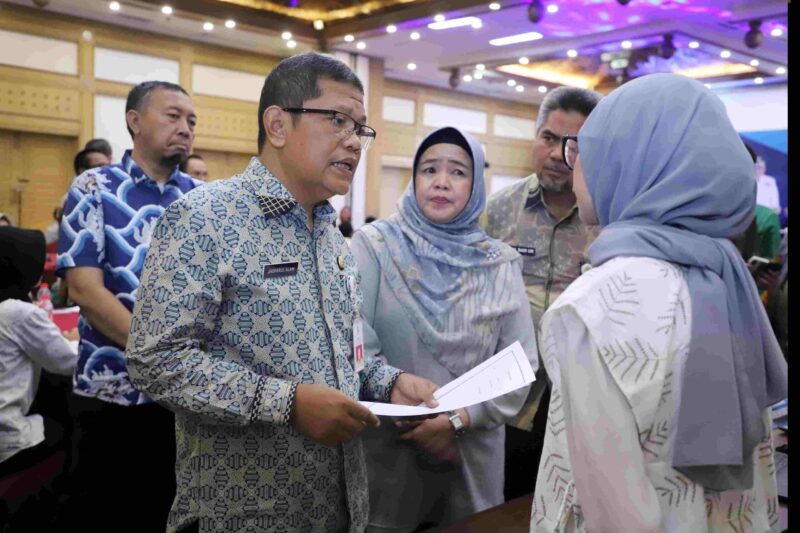 TINJAU STAND : Pj Sekda Kabupaten Bekasi, Jaoharul Alam didampingi Plt. Kepala Dinas Ketenagakerjaan Nur Hidayah Setyowati meninjau seluruh stand pameran Bursa Kerja Virtual 2024, sekaligus berdialog dengan pimpinan perusahaan yang ikut event tersebut, di Ballroom Hotel Sahid Jaya, Lippo Cikarang. Pada Rabu, (14/11/2024).