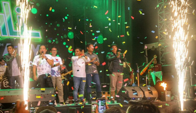PENUTUPAN KIRAB PILKADA 2024 : Ketua Komisi Pemilihan Umum (KPU) Kabupaten Bekasi, Ali Rido Menutup Kegiatan Kirab Pilkada Tahun 2024, di Central Park Meikarta, Cikarang Selatan, pada Sabtu (16/11/2024) malam.