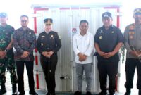 Pj Bupati Bekasi Dedy Supriyadi bersama Forkopimda meninjau dan melepas secara langsung distribusi logistik Pilkada Serentak 2024 dari Gudang Logistik KPU Kabupaten Bekasi, Jl. Sinyar Timur, Karangsari, Kecamatan Cikarang Timur, pada Selasa, (19/11/2024).