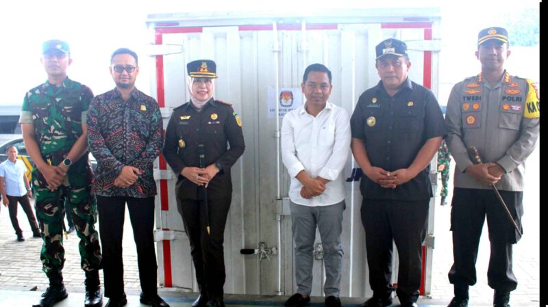 Pj Bupati Bekasi Dedy Supriyadi bersama Forkopimda meninjau dan melepas secara langsung distribusi logistik Pilkada Serentak 2024 dari Gudang Logistik KPU Kabupaten Bekasi, Jl. Sinyar Timur, Karangsari, Kecamatan Cikarang Timur, pada Selasa, (19/11/2024).