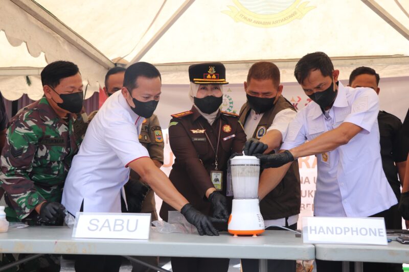 Kejaksaan Negeri (Kejari) Kabupaten Bekasi menggelar pemusnahan barang bukti perkara tindak pidana di halaman kantor Kejari, Komplek Pemkab Bekasi, Cikarang Pusat pada Rabu (20/11/2024).