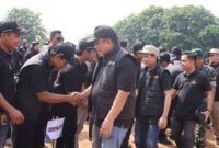 Pj Bupati Bekasi Dedy Supriyadi memimpin Apel Siaga dan Patroli Pengawasan Masa Tenang Pilkada Serentak 2024 yang diselenggarakan Bawaslu Kabupaten Bekasi di Halaman Kantor Bawaslu Kompleks Stadion Mini Karangasih Cikarang Utara, pada Sabtu (23/11/2024).