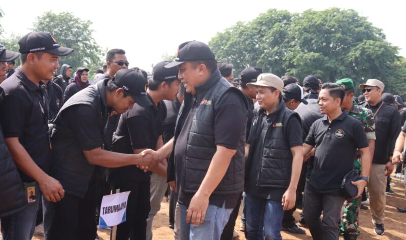 Pj Bupati Bekasi Dedy Supriyadi memimpin Apel Siaga dan Patroli Pengawasan Masa Tenang Pilkada Serentak 2024 yang diselenggarakan Bawaslu Kabupaten Bekasi di Halaman Kantor Bawaslu Kompleks Stadion Mini Karangasih Cikarang Utara, pada Sabtu (23/11/2024).