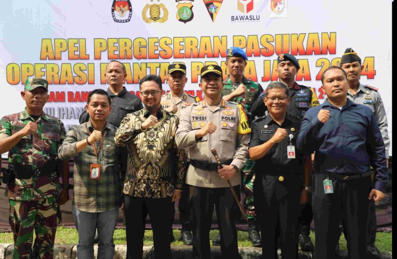 APEL PERGESERAN PASUKAN : Pj Sekda Kabupaten Bekasi bersama Forkopimda mengikuti Apel Pergeseran Pasukan Operasi Mantap Praja Jaya 2024, dalam rangka kesiapan pengamanan Pemilihan Kepala Daerah (Pilkada) Serentak 2024 di Halaman Mapolres Metro Bekasi, Jalan Raya Ki Hajar Dewantara, Cikarang Utara, pada Selasa, (26/11/2024).