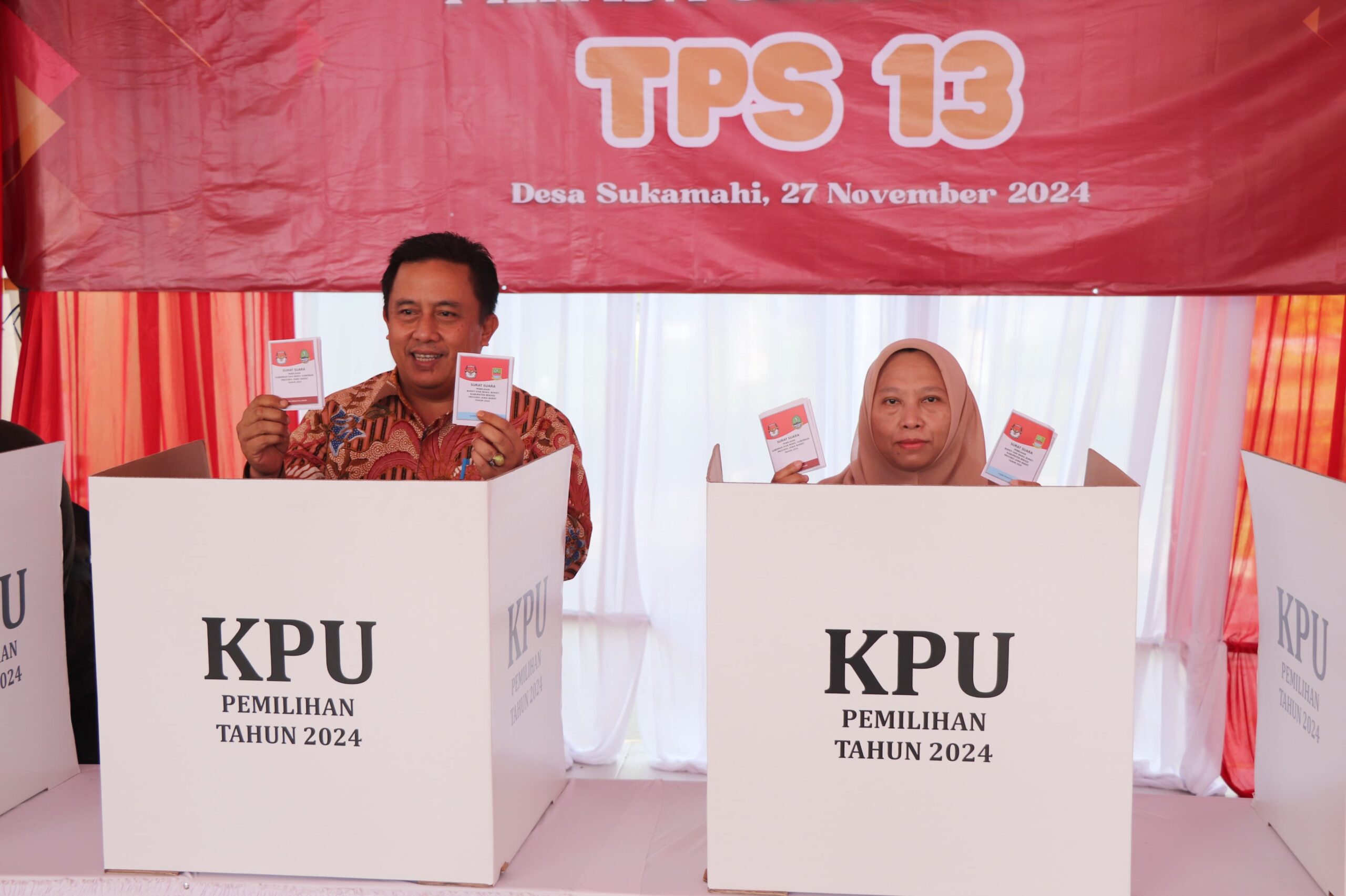 Tunaikan Hak Pilih, Pj Bupati Bekasi Nyoblos di TPS 13 Deltamas