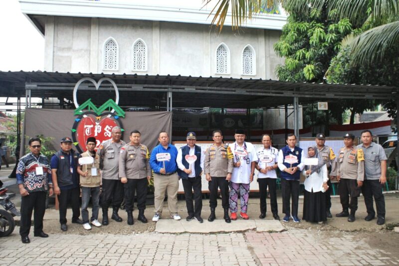 MONITOR : Kepala Dinas Komunikasi Informatika dan Persandian Statistik (Diskominfosantik) Kabupaten Bekasi, Yan Yan Akhmad Kurnia bersama Tim Monitoring Pelaksanaan Pilkada Serentak Pemilihan Gubernur dan Wakil Gubernur Jawa Barat serta Bupati dan Wakil Bupati Bekasi tahun 2024 mengunjungi sejumlah TPS yang berada di wilayah Kecamatan Serang Baru pada Rabu (27/11/2024)