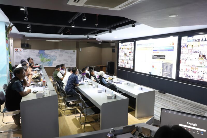 LANCAR : Pj Sekretaris Daerah Kabupaten Bekasi Jaoharul Alam menghadiri monitoring Pemilihan Gubernur dan Wakil Gubernur serta Pilkada serentak 2024 Provinsi Jawa Barat secara virtual di Command Center, Diskominfosantik, Komplek Pemda Kabupaten Bekasi pada Rabu (27/11/2024)