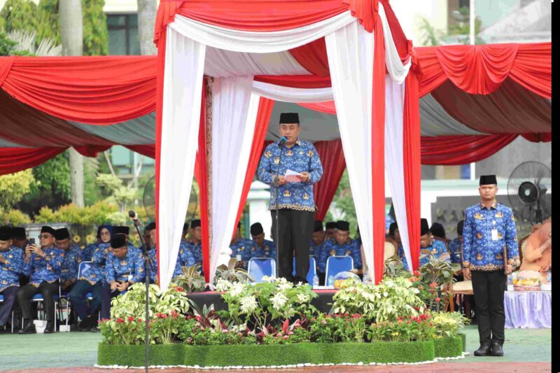 UPACARA : Pj. Bupati Bekasi Dedy Supriyadi memimpin upacara Peringatan Hari Korps Pegawai Republik Indonesia (KORPRI) ke-53 dan HUT PGRI ke-79 Tahun, Sekaligus menyerahkan piagam penghargaan kepada Aparatur Sipil Negara (ASN) di Lingkungan Pemerintah Daerah Kabupaten Bekasi. Bertempat di Lapangan Plaza Pemkab. Cikarang Pusat. Pada Jum'at, (29/11/2024).