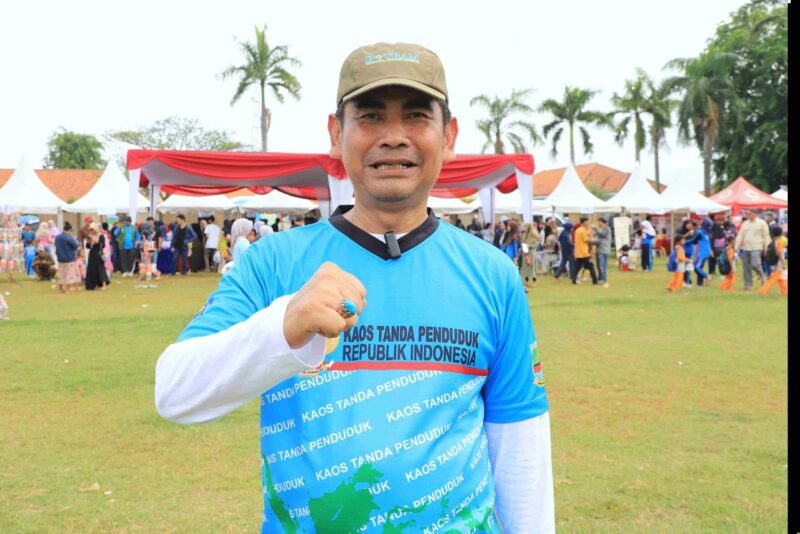 Kepala Dinas Kependudukan dan Pencatatan Sipil (Disdukcapil) Kabupaten Bekasi, Carwinda hadir di acara Botram di Stadion Mini Tambelang, pada Sabtu, (30/11/2024).