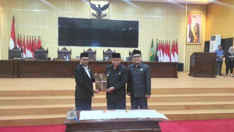Pj Bupati Bekasi Dedy Supriyadi menghadiri Rapat Paripurna DPRD Kabupaten Bekasi di Gedung DPRD Komplek Pemkab Bekasi Cikarang Pusat, pada Jumat (29/11/2024) malam.